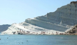 Scala dei Turchi presa d&#039;assalto dai turisti nonostante i divieti.