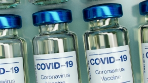 Accelera la campagna vaccinazioni.