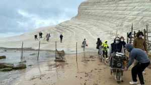 La foto... I ragazzi restituiscono ciò che altri avevano deturpato.