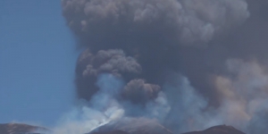 Fontana lava, colata e forti boati. Aeroporto Catania operativo