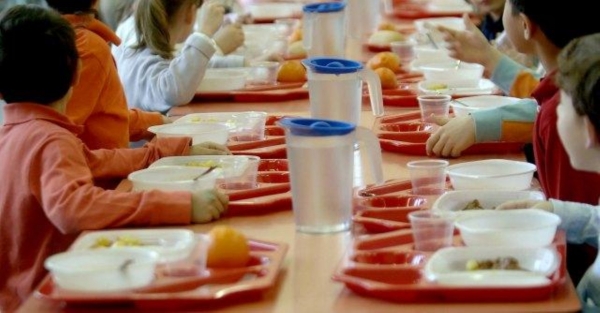 Il servizio di refezione nelle scuole ha un ruolo di educazione alimentare, garantisce pasti sani ed equilibrati e facilita il potenziamento del tempo pieno.