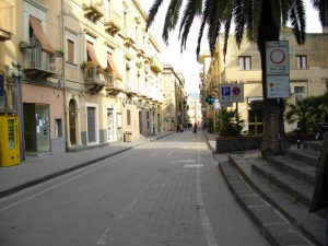 Regalbuto. Più ordine nei supermercati e lungo le strade . Incrementati i controlli.